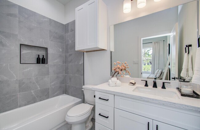 Building Photo - 8702 Ojeman Villas Dr