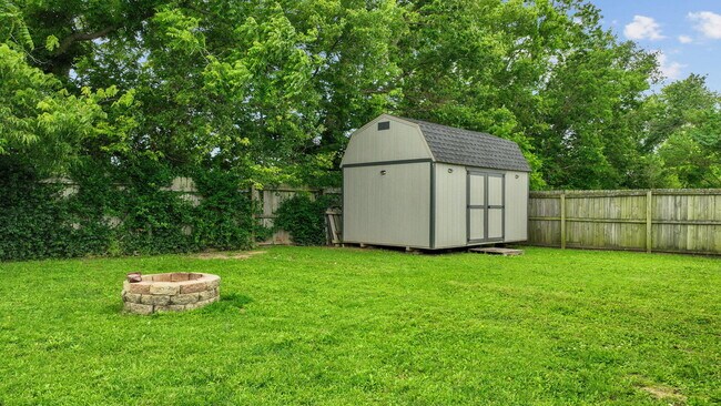Building Photo - 905 SW Arrowhead Dr