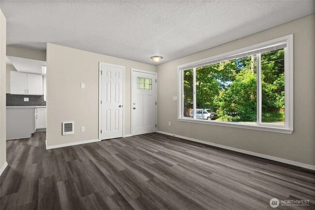 Building Photo - 502 Tullis St NE