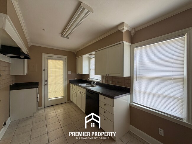 Building Photo - Charming 2BR/1BA Near Berclair | Hardwood Floors & Large Fenced Backyard