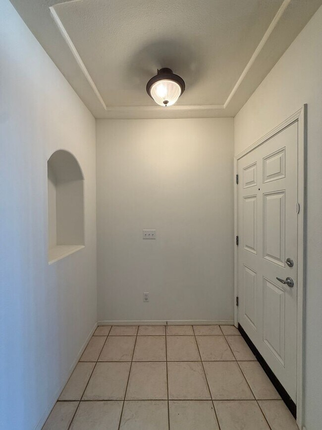 Building Photo - Centrally Located Downstairs Condo in the Oak Creek Villas