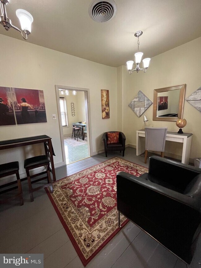 Building Photo - 509 S Market St