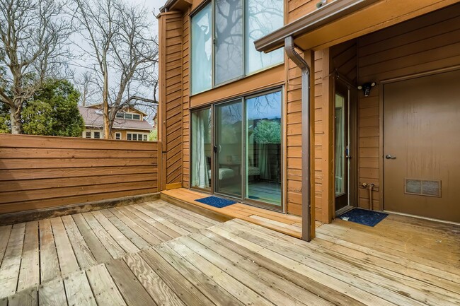 Building Photo - Spacious 3-Level Townhome w/ Private Primary Suite