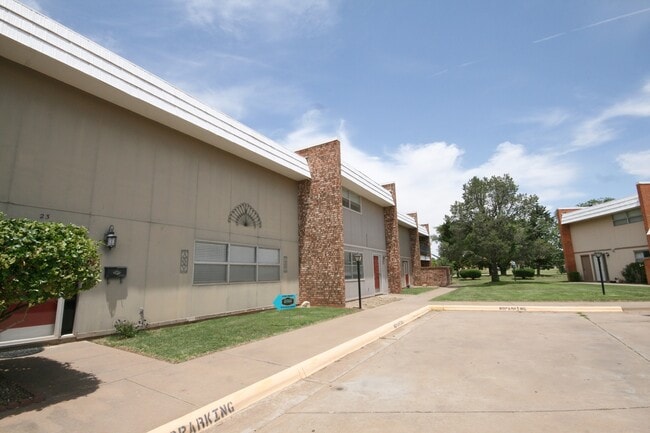 Building Photo - 2 Story Condo on Golf Course / A Great Vie...