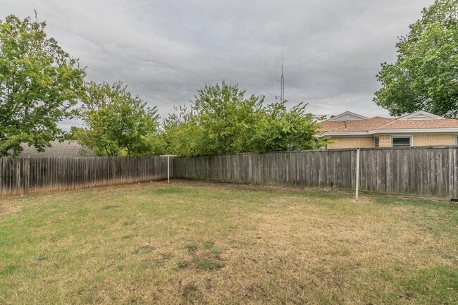 Building Photo - Recently updated 2-bedroom duplex in the desirable Ridglea area.