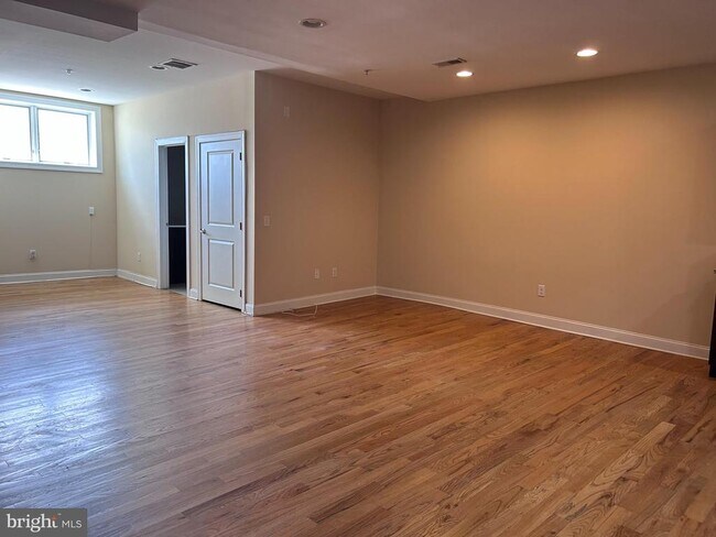 Building Photo - 1400-14 S Darien St