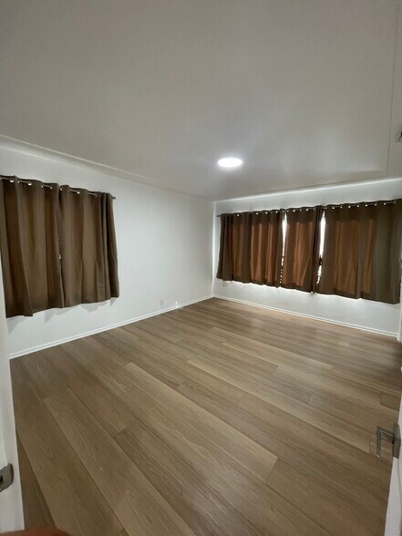 Building Photo - 3043 Hollycrest Dr