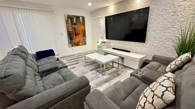 Building Photo - 4751 NE 10th Ave