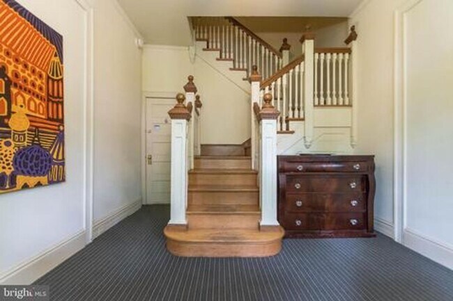 Building Photo - 720 Gladstone Ave