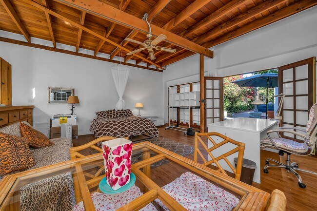 Guest house studio - 609 S Highland Ave