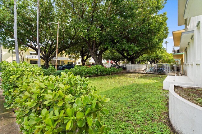 Building Photo - 810 7th St