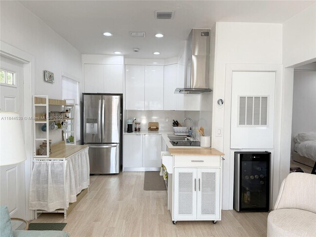 Building Photo - 8401 Crespi Blvd