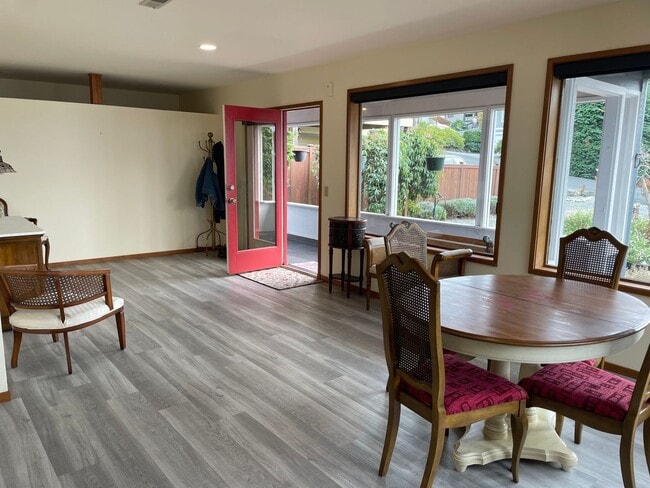 Building Photo - Windmill Heights Home With Community Beach...
