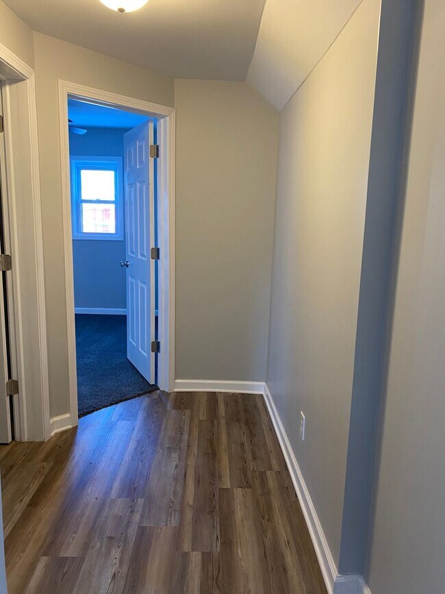 Building Photo - Newly Renovated 2 Bedroom Apartment