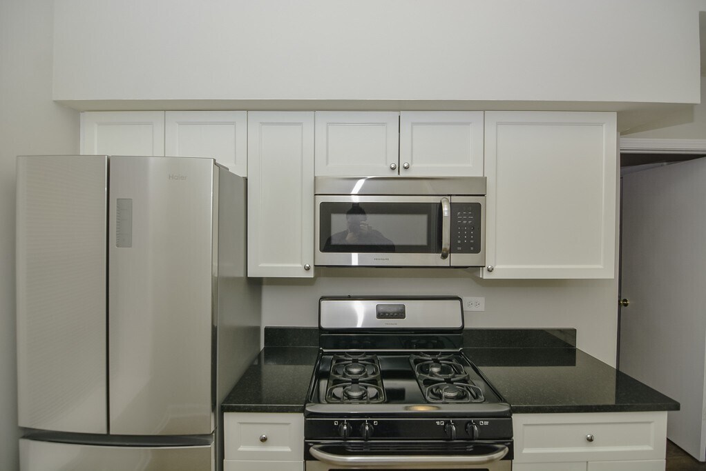 Building Photo - 1311 W Leland Ave