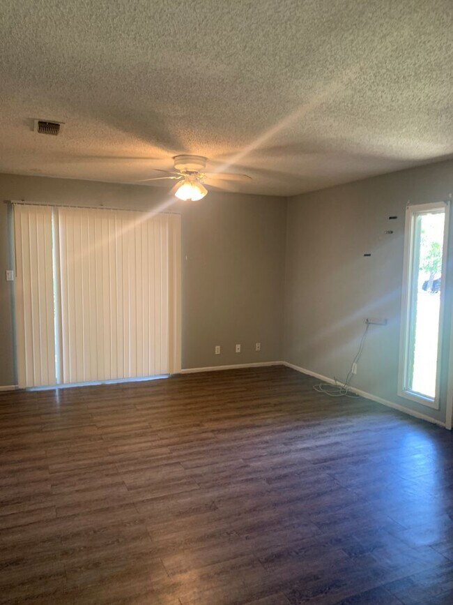 Building Photo - 415 Live Oak St