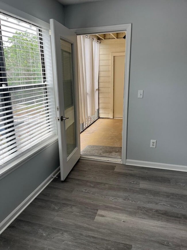 Building Photo - Cute 2 bedroom 1 bathroom condo! Freshly painted! New flooring!
