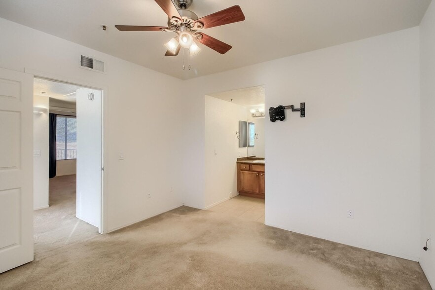 Building Photo - 4925 E Desert Cove Ave