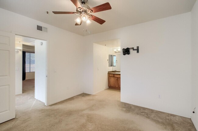 Building Photo - Bright & Spacious 2 Bed, 2 Bath Apartment