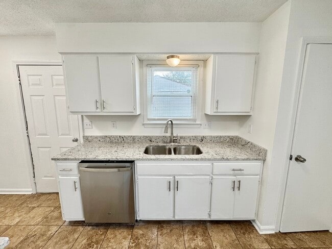 Building Photo - 3804 Walsingham Dr