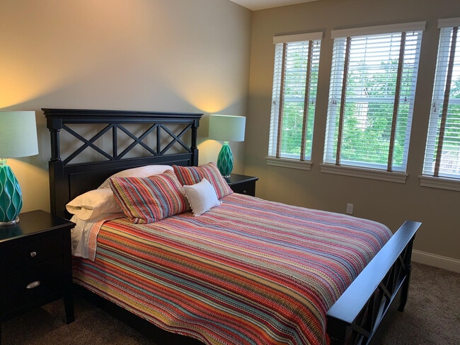 Guest bedroom with large window and shelved closet - 532 Beachcliff Row Dr