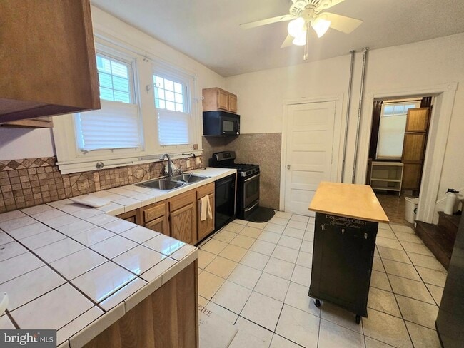 Building Photo - 557 Hamilton St