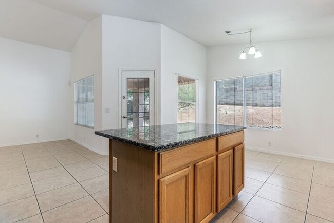 Building Photo - Enjoy an open floor plan with all appliances!