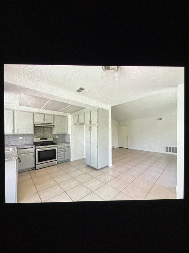 Building Photo - 11657 Queensborough St