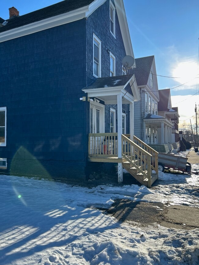Building Photo - 7 4th Ave