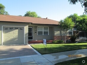 Building Photo - Lovely and Cozy 1 Bedroom Unit with a Garage!