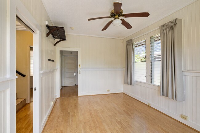 Building Photo - 3-bedroom, 2-bath single-family home with a covered porch and parking. Ideally located near Diamo...