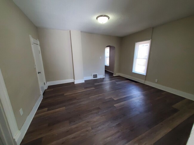 Building Photo - 3 Bedroom, 1 Bathroom Home with additional...