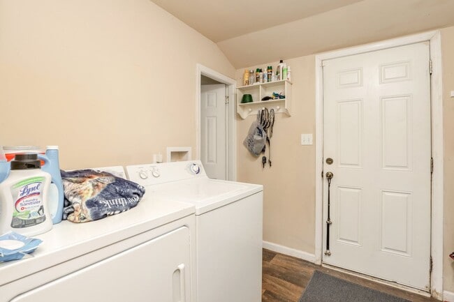 Building Photo - Renovated and Roomy 3 Bedroom Home in the ...