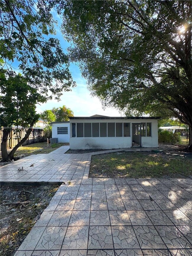 Building Photo - 2225 Taylor St