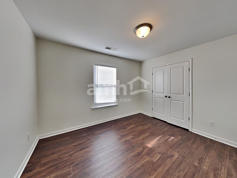 Building Photo - 1522 Balvaird Dr SE