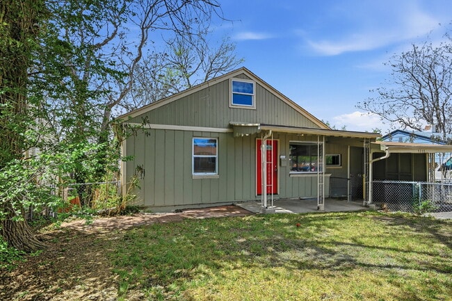 Building Photo - $2,820.95 with $300 off the first month's rent, 4 Beds - 2 Bath, Single Family Home in Denver wit...