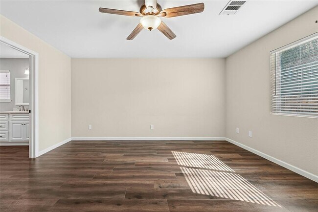 Building Photo - 1105 Hughmont Dr
