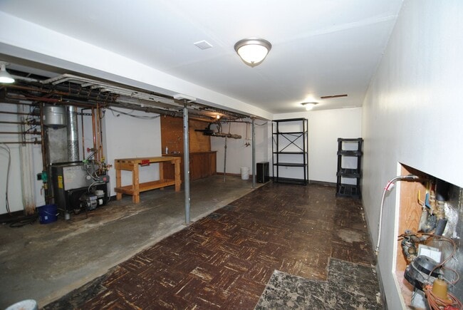 Building Photo - Spacious & centrally located 4 bed / 3 bath house FOR RENT