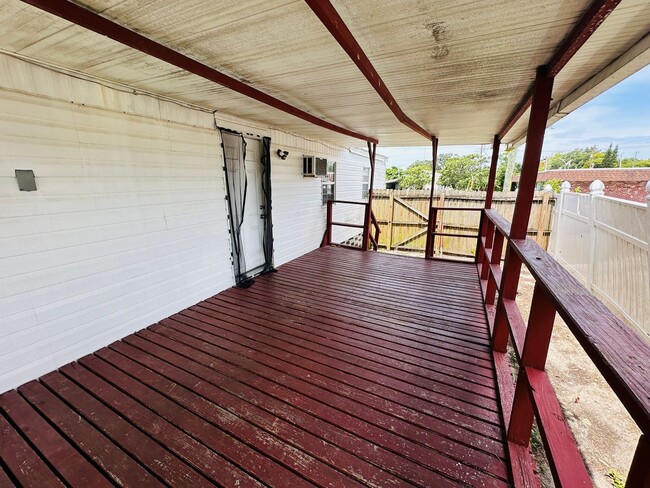 Building Photo - 2 Bed 1.5 Bath, Minutes from Tarpon Springs