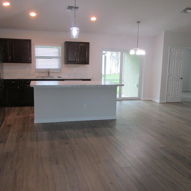 Building Photo - 1726 SE Minorca Ave