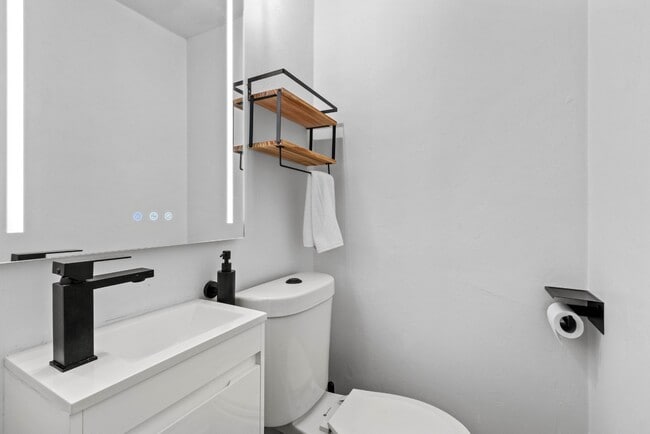 Building Photo - 916 Quincy St