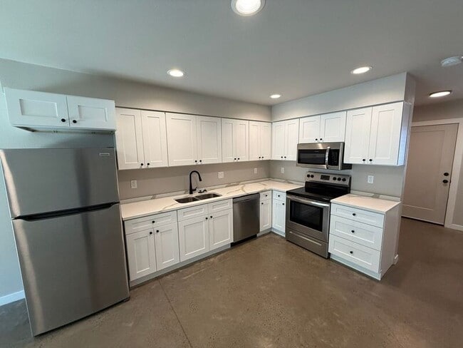 Building Photo - 2915 Waverly Dr SE