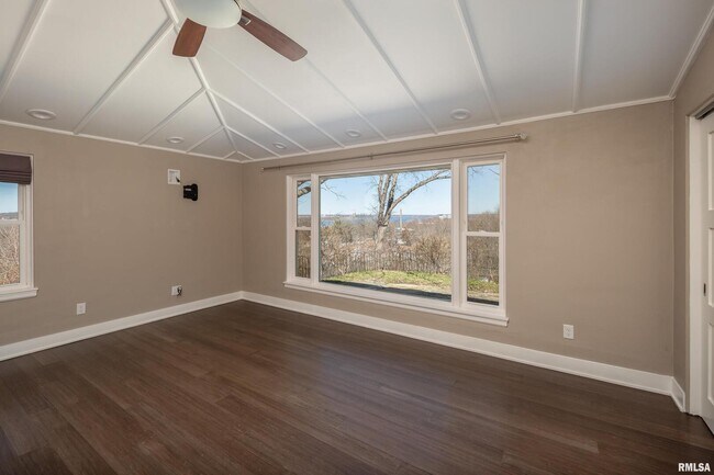 Building Photo - 4640 5th Ave