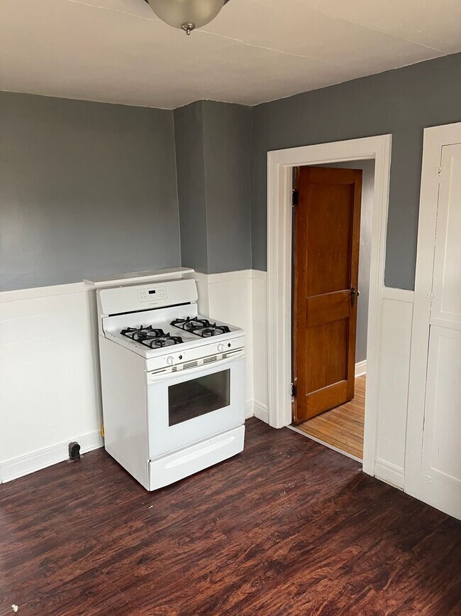 Building Photo - Lovely 2 Bedroom Apartment in Old Town