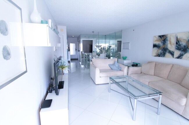 Building Photo - 465 Paradise Isle Blvd