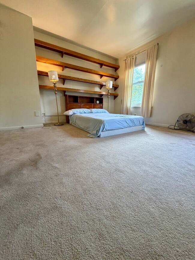 Building Photo - Stunning 4-Bedroom Home Nestled in Spruce Hill! Available in Mid-August!