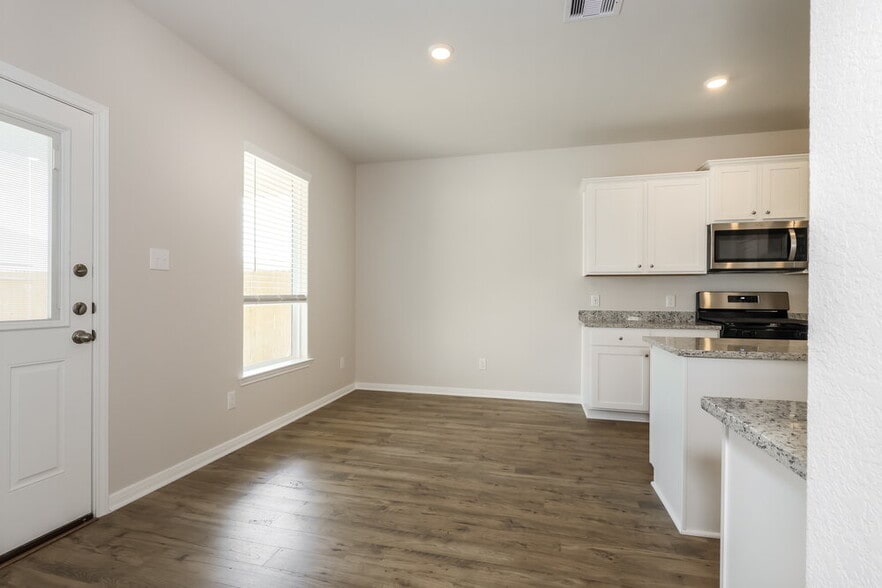 Building Photo - 16426 Honeysuckle Hl Dr