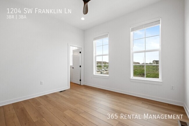 Building Photo - 1204 SW Franklin Dr
