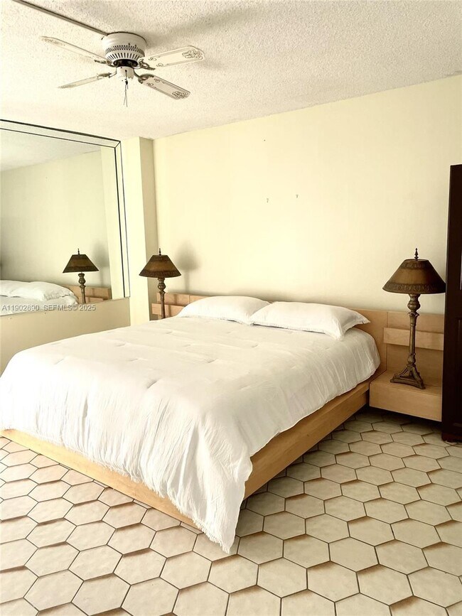 Building Photo - 3301 N Country Club Dr