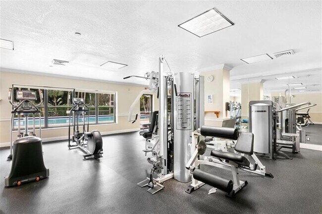 Building Photo - 3200 Port Royale Dr S
